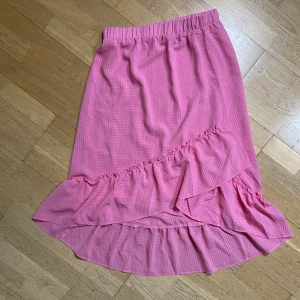 Volang kjol  - Volangkjol, längre i bak, från Monki och aldrig använd!!