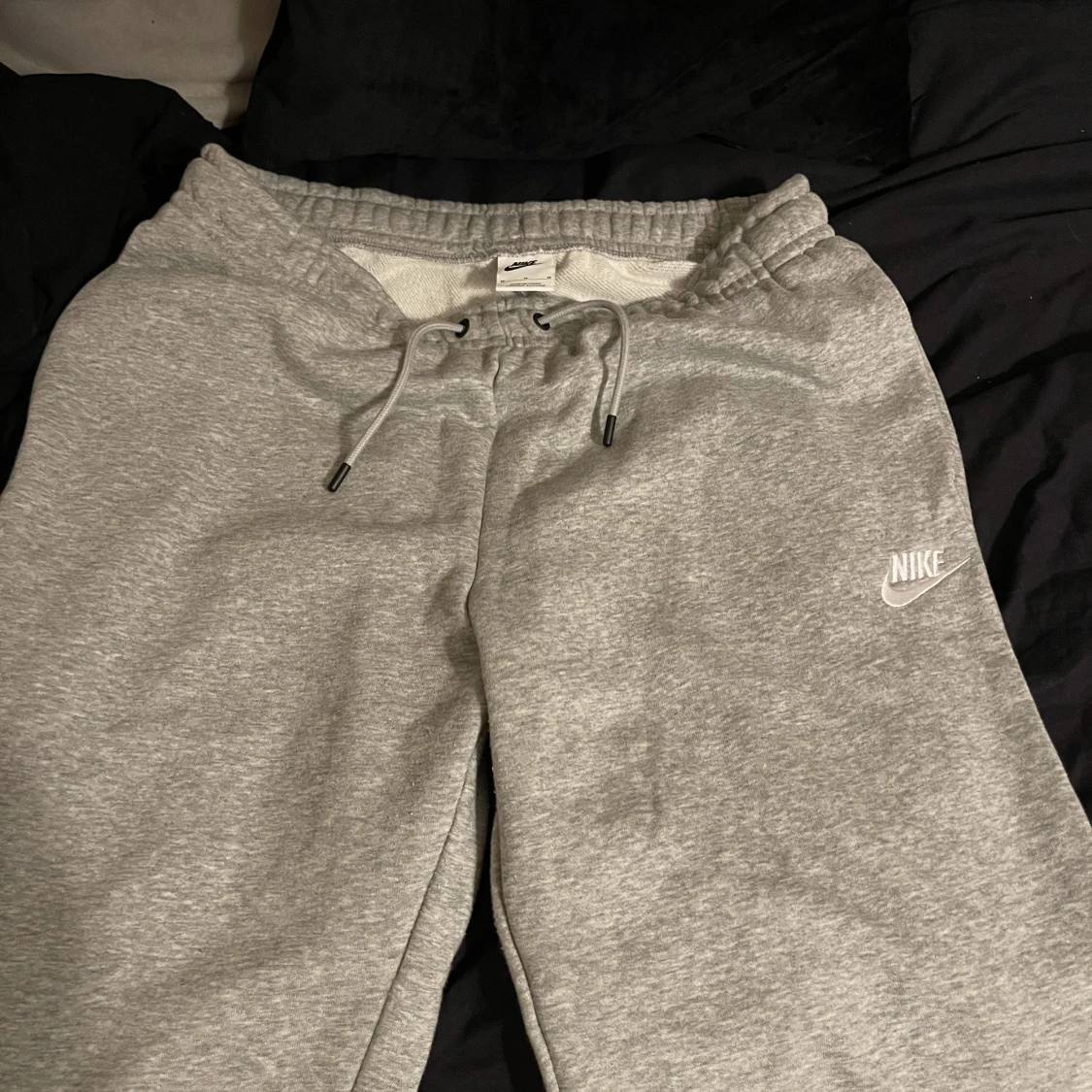 Nike gråa byxor - 90