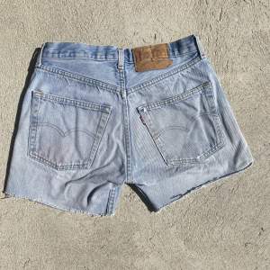 Ett par ljusblå jeansshorts från Levi’s🩵storlek 26/xs Midjemått 77 cm