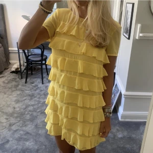 Volangklänning - Så himla fin volangklänning 💛möts upp på Östermalm eller fraktar 