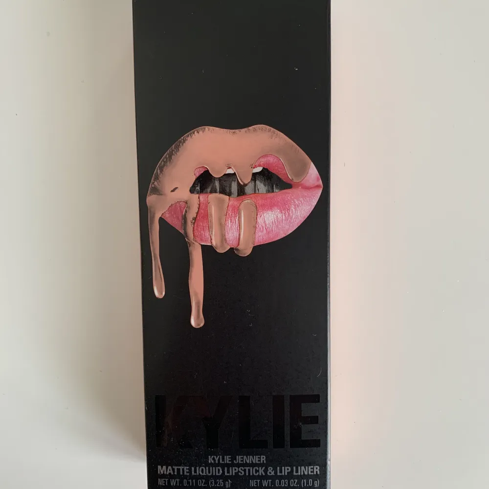 Säljer min kylie lip kit för 200kr (ordinarie 350kr) i färgen Koko K, denna är köpt från hennes hemsida men har inte kommit till användning (dock inte ny) . Frakt tillkommer! . Accessoarer.