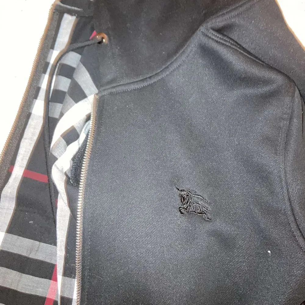 Hej 👋 säljer en burberry hoodie som är nyligen köpt i april. Storleken står det som XL men passar som L M.v.h Alexander. Hoodies.