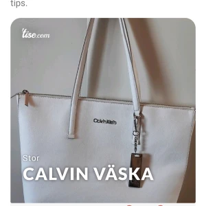 Vit äkta Calvin Klein väska - Använd men i bra skick. Köpt på Zalando för 2 år sedan