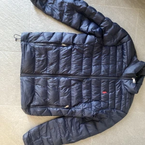 Polo ralph lauren - Tja, säljer nu min jacka som jag användt runt 10 gånger så skicket är väldigt bra. Nytt pris 3599 mitt pris 2600 men priset kan förstås diskuteras.