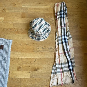 Burberry - Hej! Säljer min burberry hat och burberry halsduk för 200 kr. Säljs pga att jag ska rensa min garderob. Frakten står ni för och pris kan diskuteras vid snabb affär.