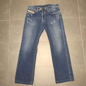 Diesel jeans i gott skick (8/10). Svagt bootcut. Midja 39 cm, innerbenslängd 75cm(Cirka W30 L29,5). Dem är uppsydda men snyggt gjort(märks it). hör gärna av dig med frågor eller för mer bilder/mått:)