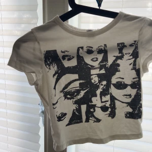 Topp - Svart vit topp med ”mönster” på