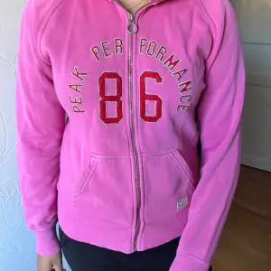 Peak performance hoodie i rosa. Använt skick 