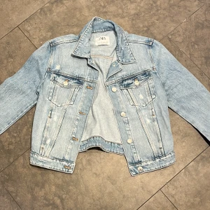 Jeansjacka - Säljer denna snygga jeansjacka från zara i strl 11-12 år. Säljer pga att den är för liten❤️ skriv gärna om du är intresserad elr vill ha fler bilder och mått🫶🏼
