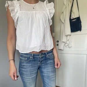 Blus  - Säljer denna supergulliga blus ifrån & other srories!