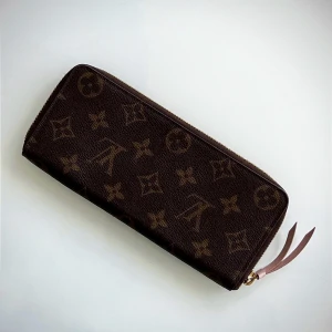 Clémence louis vuitton plånbok - Ny pris 5550kr, köpt hos LV’s egna hemsida.  I gott skick.  Certifikat, dust bag och original förpackning ingår.