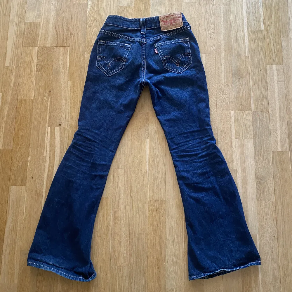 super fina jeans som jag säljer pga att de blivit för stora. köpta secondhand men bra skick. . Jeans & Byxor.