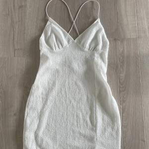 supergullig vit kort klänning från h&m 💛 perfekt till student/examen/skolavslutning! strl M