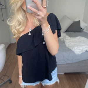 One shoulder / Off shoulder topp - Säljer denna svarta one shoulder/off shoulder topp. Har du någon fråga är det bara att höra av sig🫶🏻