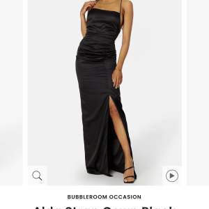 Säljer nu denna fina kläning. Köpte den för balen i nian och därför endast använd en gång! Den är i superfint skick och väldigt bekväm att bära.  Säljer den för 550kr plus frakt:) 