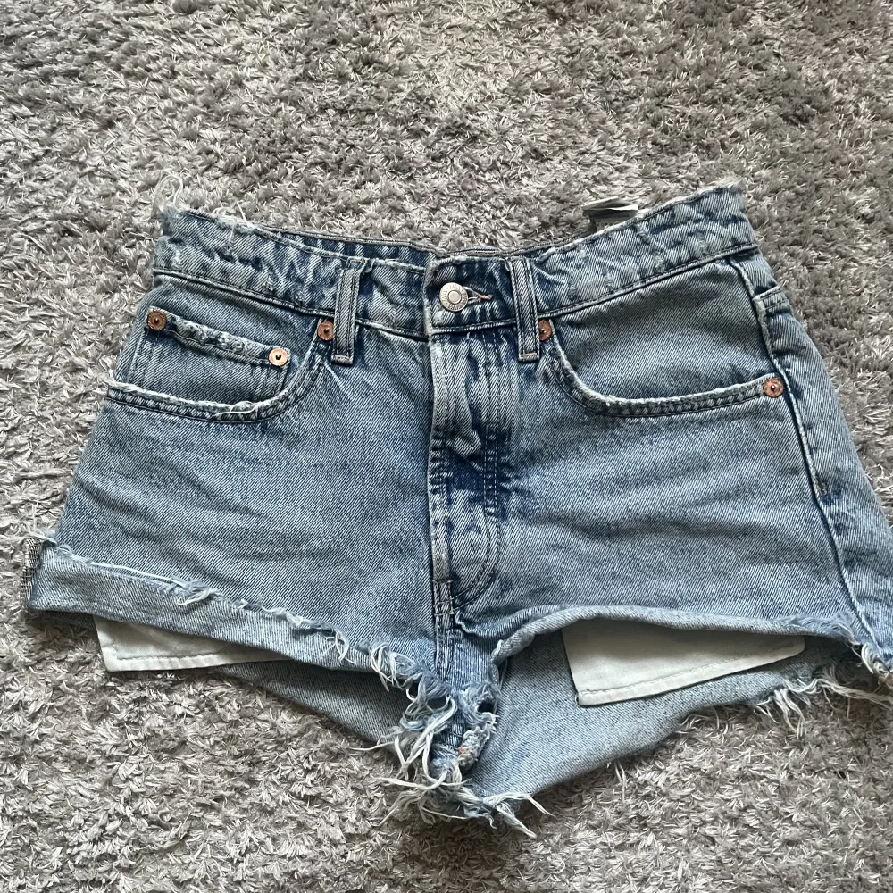 Jeans shorts från zara 💛. Shorts.
