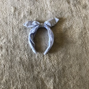 Randigt hårvand - Hårband från hm om jag minns rätt. 