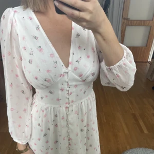 Drömmig midsommarklänning - Såå fin klänning som passar perfekt till midsommar, endast använd 1 gång.