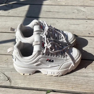 Fina barn skor - Använda 5-10 gånger. Sneakers i bra skick