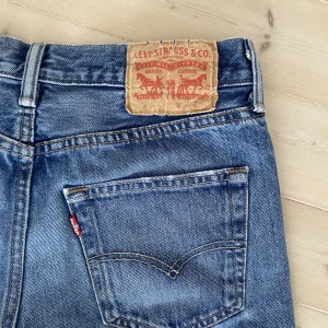 Levi’s jeans shorts - Supersnygga jeans shorts står ingen strl men midjemåttet är ca 37 cm 