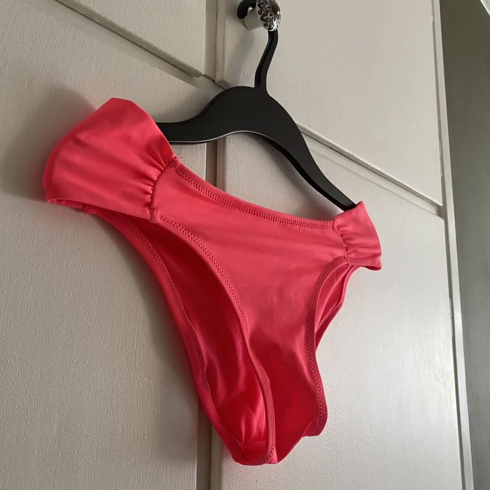 Oanvänd rosa bikiniunderdel från Cubus i storlek S, tvättade vid vid inköp så lappen är lite blekt men aldrig använda pga för små . Övrigt.