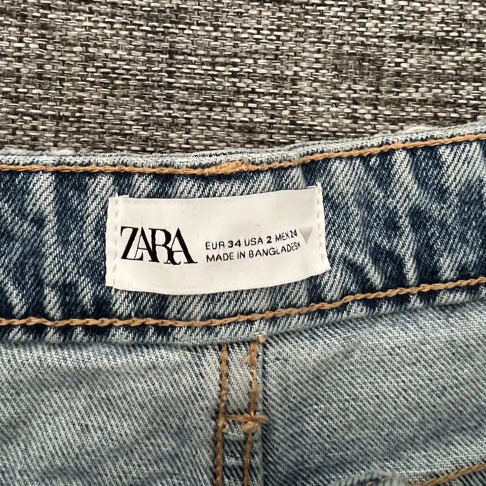 supersnygga jeansshorts från zara! dem är midrise och helt oanvända! pris kan diskuteras💘💘. Shorts.