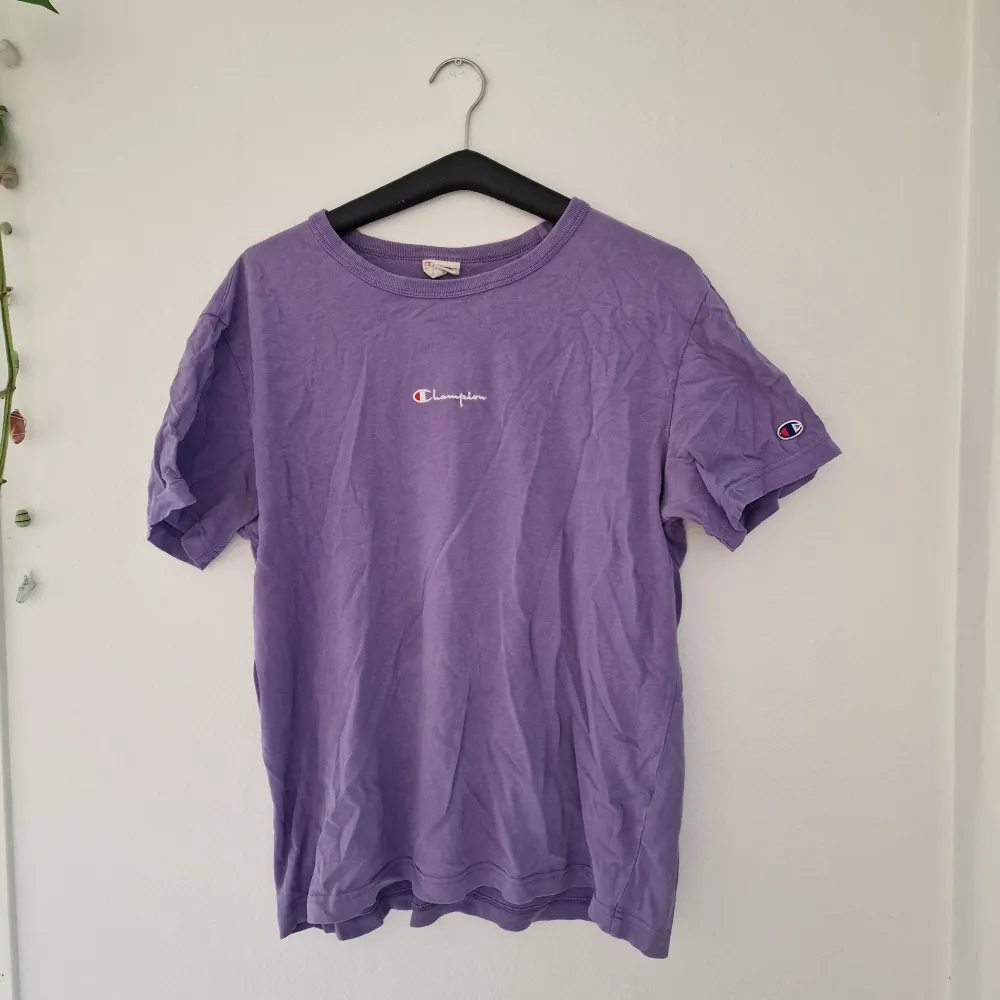 Vintage lila champion t-shirt. På något underligt mystiskt sätt helt felfri (inga fläckar eller hål).. T-shirts.