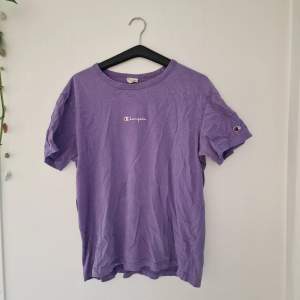 Vintage lila champion t-shirt. På något underligt mystiskt sätt helt felfri (inga fläckar eller hål).