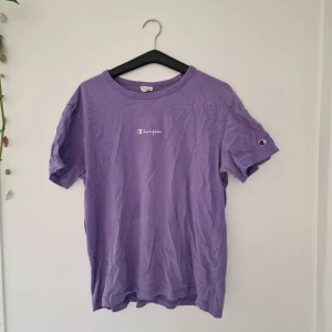 Lila vintage champion t-shirt - Vintage lila champion t-shirt. På något underligt mystiskt sätt helt felfri (inga fläckar eller hål).