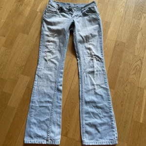 Lågmidjade rippade diesel-jeans - Supersnygga lågmidjade, rippade dieseljeans. Knappt använda och är i superbra skick. Däremot saknas översta knappen på gylfen men det är enkelt att sy på en ny!