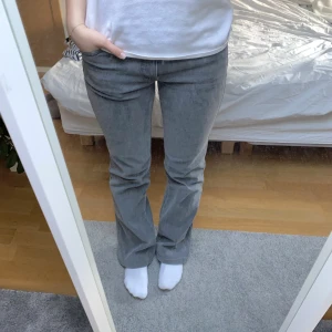Straightleg jeans - Asss snygga straightleg jeans med coola detaljer på rumpan!! Jätte najs färg 😍😍  Midjan: ca 42 cm Innerbenslängden: ca 82 cm ❤️