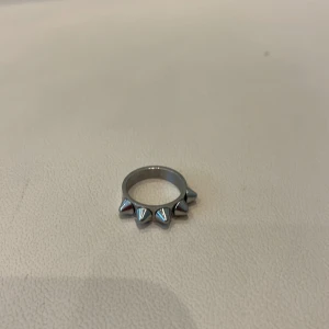 Edblad ring i silver till salu  - Jätte fin Edblad ring till salu i super bra skick. Fick i present för 4 månader sen men var för liten för mig😭