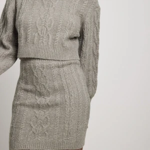 Set  - Ett stickat grått set som jag använt en gång… Helt i ny skick och tröjan är M och kjolen XS, tröjan är liten i storleken och passar mer en XS/S. Både kjol och tröja 350+frakt