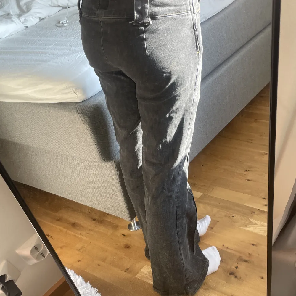 Lowwaist flared/bootcut jeans köpta på Urban Outfitters som är lite gråsvarta. Nyskick, knappt använda ! Jag har S men skulle även passa M då dom är stretchiga. Jag är 168cm lång. Nypris 500/600kr, pris går att diskutera 😊. Jeans & Byxor.