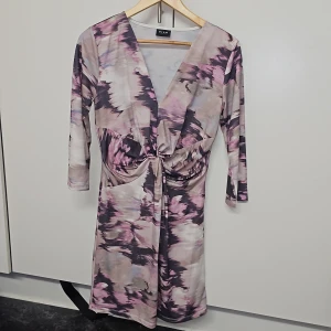 Klänning  - Helt ny klänning som jag har aldrig haft på mig då den var lite för stor.