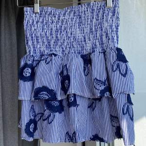 Söt blå kjol från Lindex storlek S 🤍 använd fåtal gånger o fint skick dock några enstaka trådar från dom broderade blommorna som sticker ut, som på bild 3.  300kr exklusive frakt 