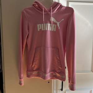 Skön och mjuk hoodie från Puma i storlek XS. I bra skick och endast använd ett fåtal gånger