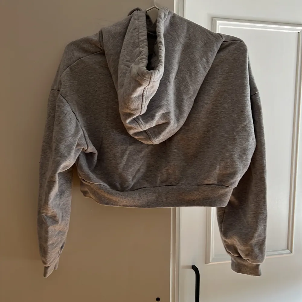 Kortare grå hoodie från xshapes i S. Passar perfekt att dra över träningskläderna. I superbra skick. Hoodies.