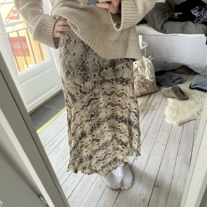 Långkjol  - Långkjol från &otherstories i storlek 34🫶