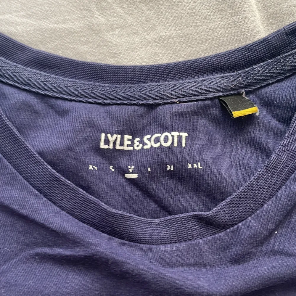 Hej! Säljer nu min Lyle and Scott t shirt då den inte längre är något jag använder, tröjan är en storlek M och passar bra för varma dagar!. T-shirts.