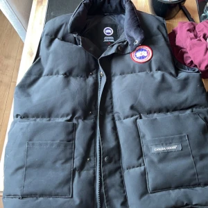 Canada goose väst - Canada goose väst i 9/10 skick. Skriv för fler bilder eller frågor