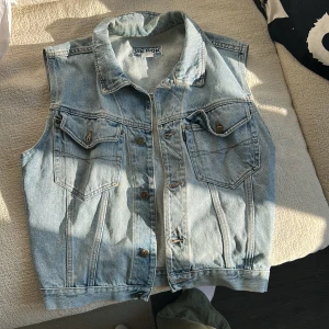 Jeansväst - Asball jeansväst, står ingen storlek men motsvarar en M skulle jag säga 🙌🏼