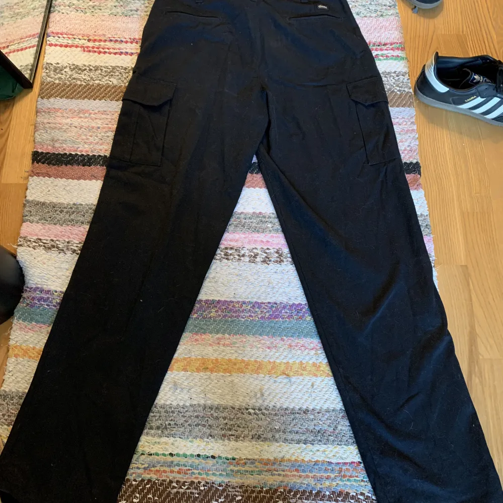 Oversized cargos som ja thriftade för länge sen. Säljer för att ja har ett väldigt liknande par men skicket är praktiskt taget perfekt inga flaws.  Kom pm för mer frågor eller bilder. Jag på bilden är 193. Jeans & Byxor.