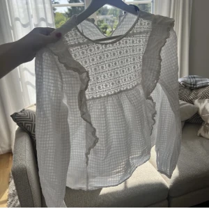 Zara topp - Hej! Säljer denna super fina somriga toppen från zara! Den är använd fåtals gånger och är som ny!💓