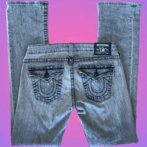 Ett par fina gråa True religion jeans i ett jätte fint skick utan några defekter! Skriv gärna för fler bilder eller frågor😘