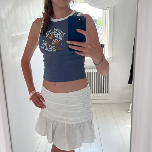 Linne  - Ett jättefint linne från Hollister, storlek S men den passar mig som har XS. Linnet är köpt förra året i Hollisters orginal shop i USA för 250kr. Linnet är inte använt och endast provat och är i mycket bra skick. Skriv för fler frågor💕