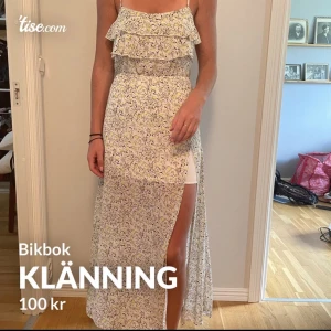 Långklänning - Blommig långklänning med justerbara band och slits. Storlek xs, passar även s/m. 