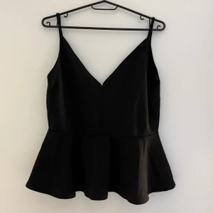 Topp - Svart topp i storlek M från Bikbok!⚡️⚡️