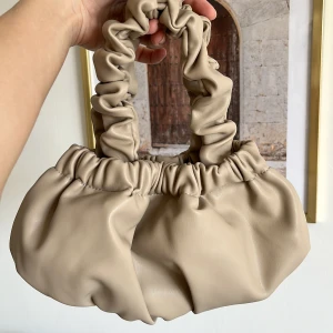 Säljer min väska från NAKD - helt oanvänd, liten men väldigt rymlig