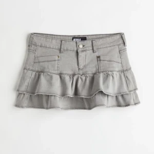 Jeanskjol  - Säljer denna supertrendiga och snygga jeanskjolen från Minga London! Säljer eftersom den aldrig har kommit till användning. Nypris:649kr. Säljs från 200 +frakt💓